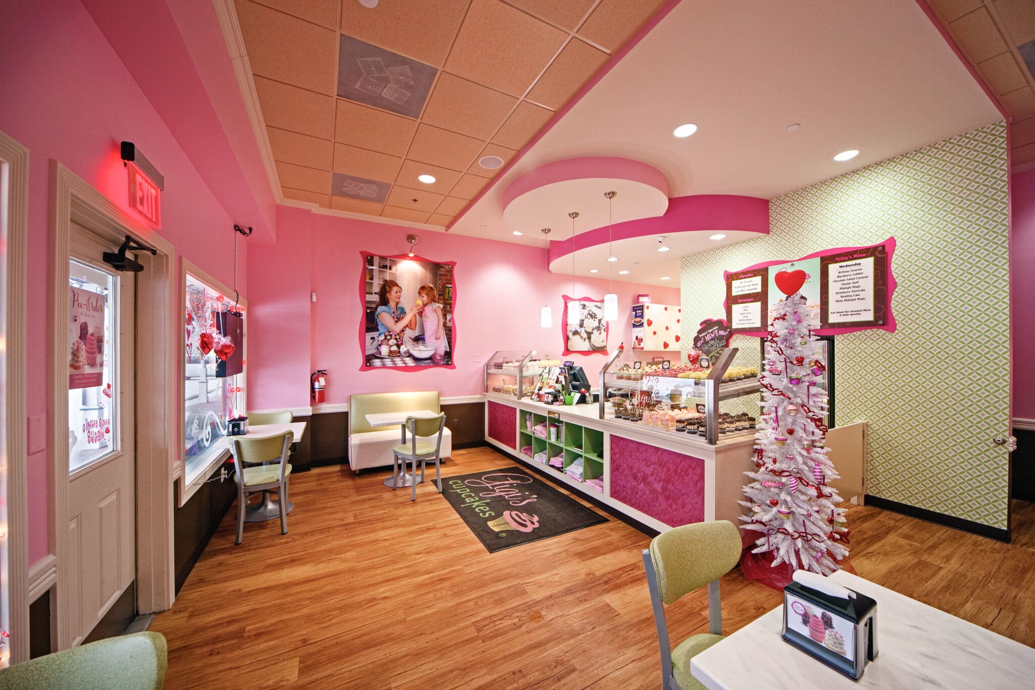 Interior shot of Gigi's Cupcakes location